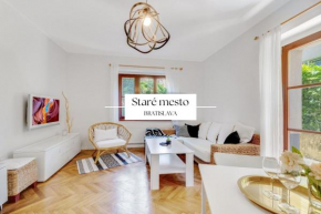 Stylish historical apartment + BACKYARD